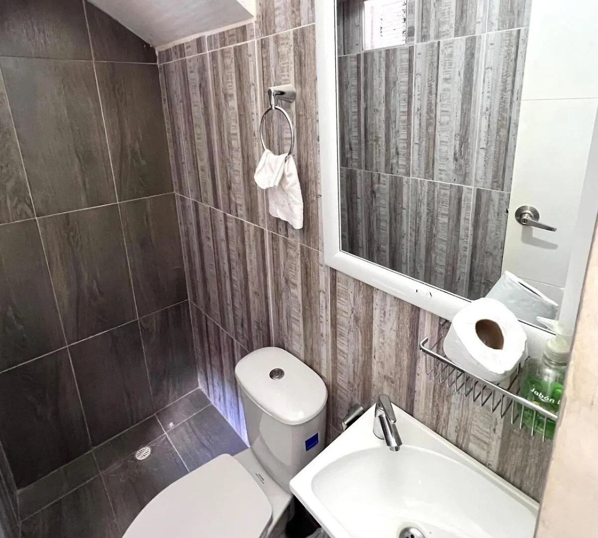 New House Beautiful, Garden, Parking, Complete Apartment Cali