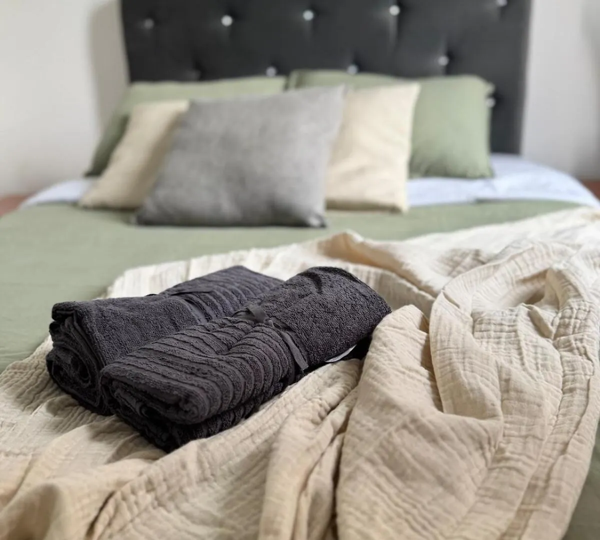 New House Beautiful, Garden, Parking, Complete Apartment Cali 0*,